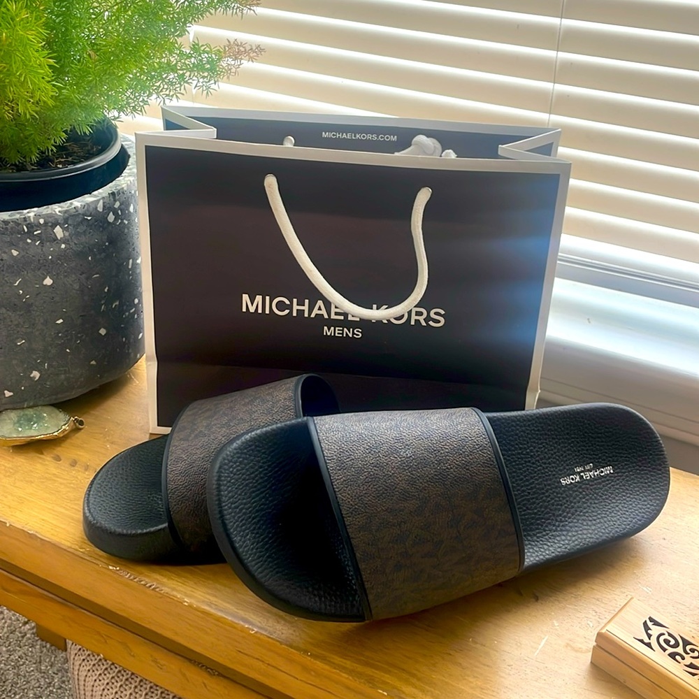 MICHAEL KORS MENS
Jake Logo Slide Sandal